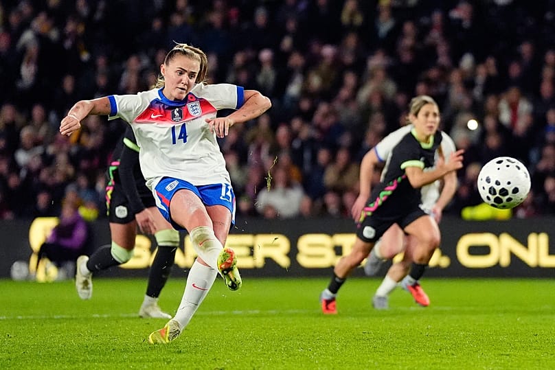 Az Európa-bajnok angol női labdarúgó válogatott játékosa, Georgia Stanway gólt lő az Ausztrália elleni barátságos mérkőzésen 2025 október 28-án