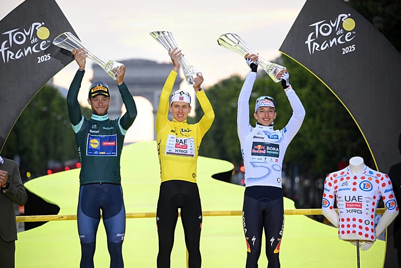 Tadej Pogacar (középen) a Tour de France-győzelmét ünnepli a párizsi Champs-Elysees-n 2025. július 27-én