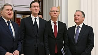 L'envoyé spécial américain Steve Witkoff, les Russe Yuri Ouchakov et Kirill Dmitriev, et Jared Kushner, arrivent pour des réunions à Moscou, le 2 décembre 2025.