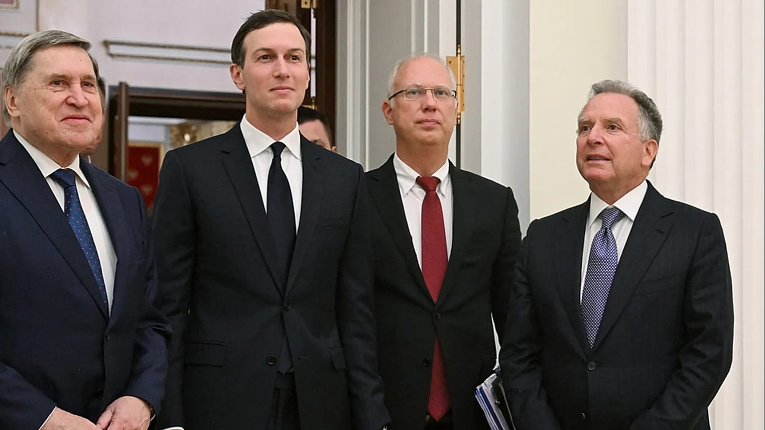 L'inviato speciale Steve Witkoff, a destra, il russo Yuri Ushakov, a sinistra, il russo Kirill Dmitriev, secondo a destra e Jared Kushnerht, arrivano per un incontro a Mosca
