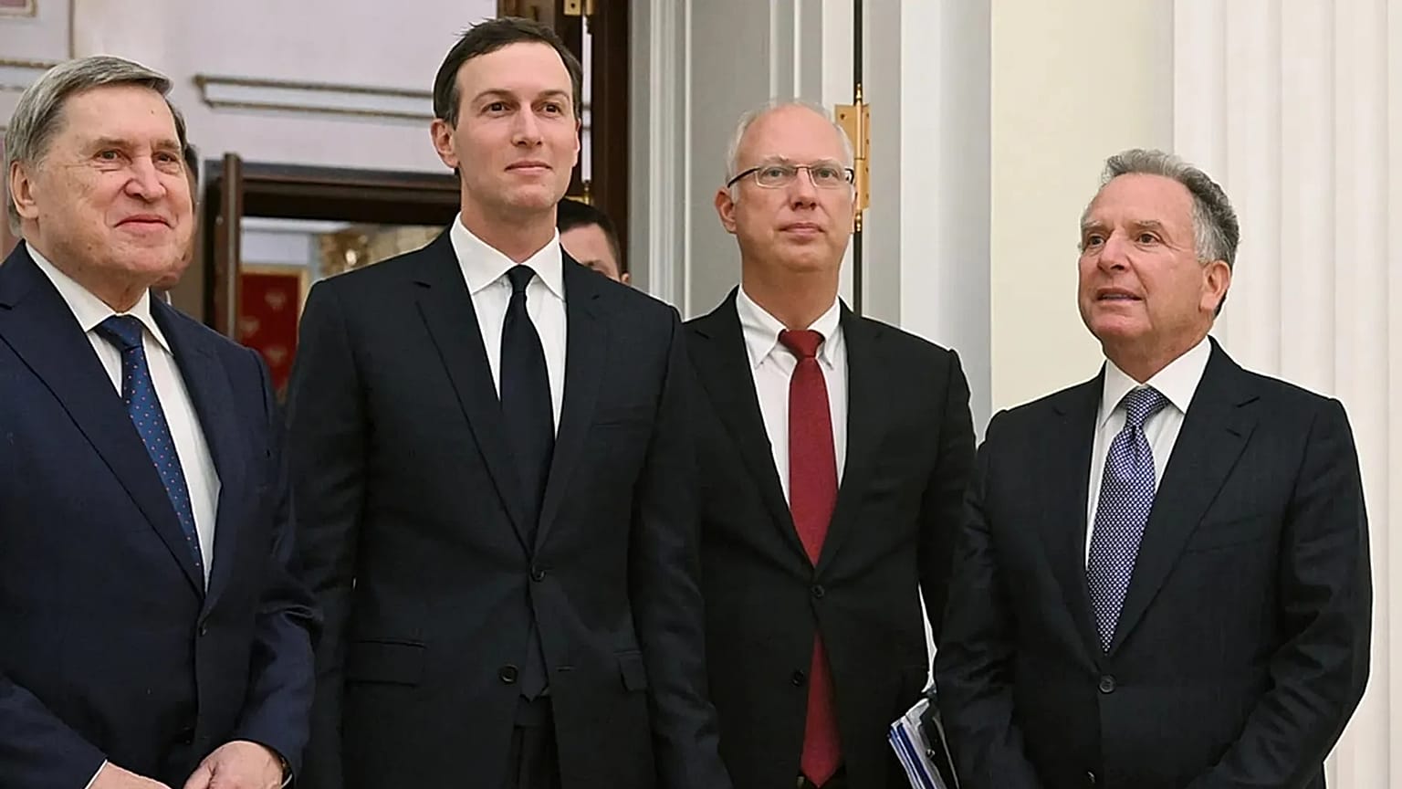Steve Witkoff, a la derecha, el ruso Yuri Ushakov, a la izquierda, el ruso Kirill Dmitriev, segundo a la derecha, y Jared Kushnerht, llegan para reunirse en Moscú, 2.12.2025.