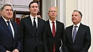 Steve Witkoff, a la derecha, el ruso Yuri Ushakov, a la izquierda, el ruso Kirill Dmitriev, segundo a la derecha, y Jared Kushnerht, llegan para reunirse en Moscú, 2.12.2025.