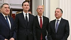 Steve Witkoff, a la derecha, el ruso Yuri Ushakov, a la izquierda, el ruso Kirill Dmitriev, segundo a la derecha, y Jared Kushnerht, llegan para reunirse en Moscú, 2.12.2025.