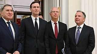 Steve Witkoff, a la derecha, el ruso Yuri Ushakov, a la izquierda, el ruso Kirill Dmitriev, segundo a la derecha, y Jared Kushnerht, llegan para reunirse en Moscú, 2.12.2025.