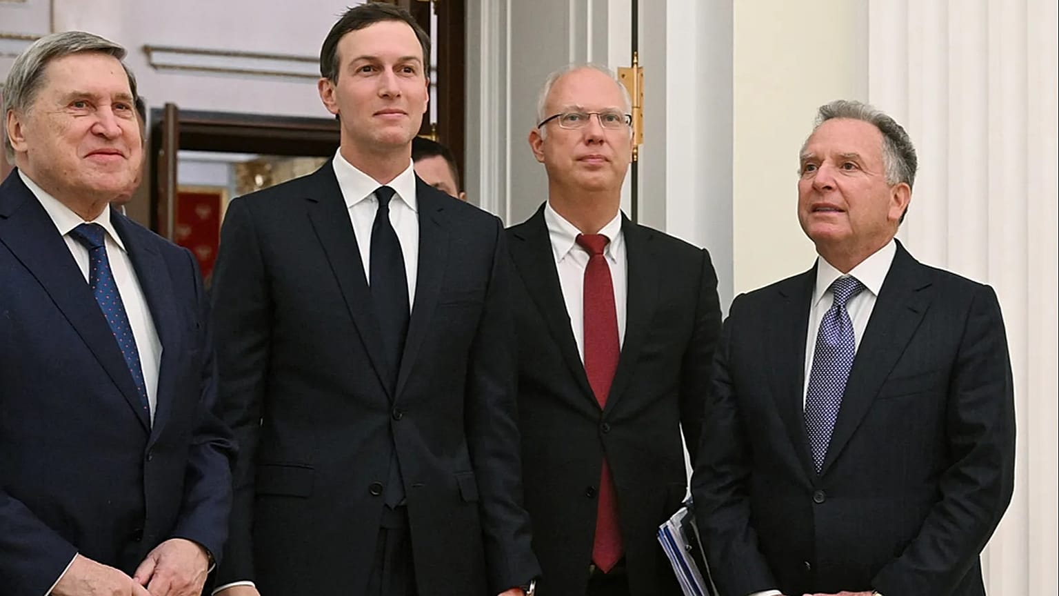 АРХИВ. Спецпосланник президента США Стив Уиткофф (справа), Юрий Ушаков (слева), россиянин Кирилл Дмитриев (второй справа) и Джаред Кушнер на встрече в Москве 2.12.2025.