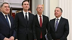 АРХИВ. Спецпосланник президента США Стив Уиткофф (справа), Юрий Ушаков (слева), россиянин Кирилл Дмитриев (второй справа) и Джаред Кушнер на встрече в Москве 2.12.2025.