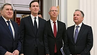 АРХИВ. Спецпосланник президента США Стив Уиткофф (справа), Юрий Ушаков (слева), россиянин Кирилл Дмитриев (второй справа) и Джаред Кушнер на встрече в Москве 2.12.2025.