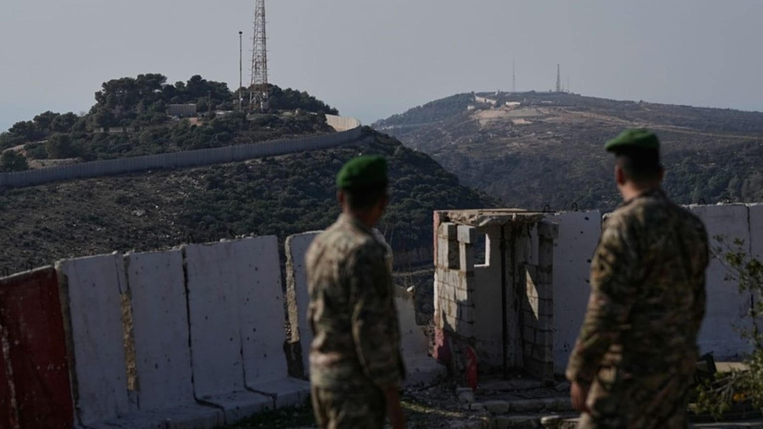 سربازان ارتش لبنان در جنوب لبنان، جمعه، ۲۸ نوامبر ۲۰۲۵، به پست نظامی اسرائیل در هانیتا یکی از پنج تپه‌ای که از سال گذشته توسط نیروهای اسرائیلی اشغال شده است، نگاه می‌کنند.