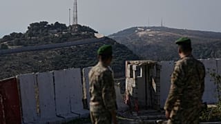 سربازان ارتش لبنان در جنوب لبنان، جمعه، ۲۸ نوامبر ۲۰۲۵، به پست نظامی اسرائیل در هانیتا یکی از پنج تپه‌ای که از سال گذشته توسط نیروهای اسرائیلی اشغال شده است، نگاه می‌کنند.