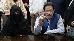 عمران خان، نخست وزیر سابق پاکستان، راست، و بشری بی بی، همسرش، ۱۷ ژوئیه ۲۰۲۳.