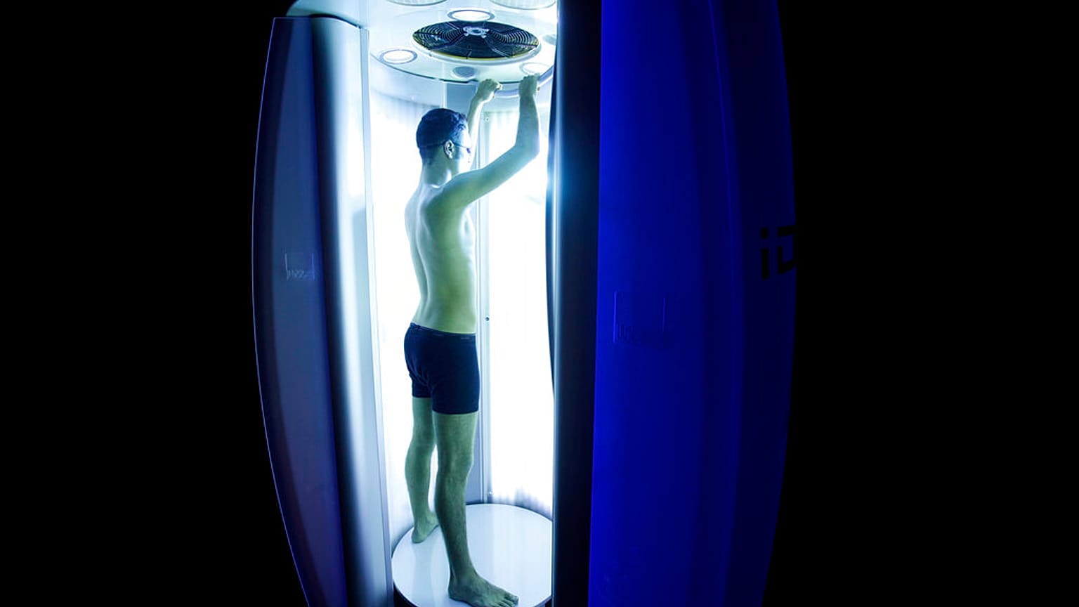  جو بونجيوني يكتسب سمرةً في كابينة تسمير في نيويورك، الأربعاء 24 مارس/آذار 2010.