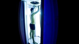  جو بونجيوني يكتسب سمرةً في كابينة تسمير في نيويورك، الأربعاء 24 مارس/آذار 2010.