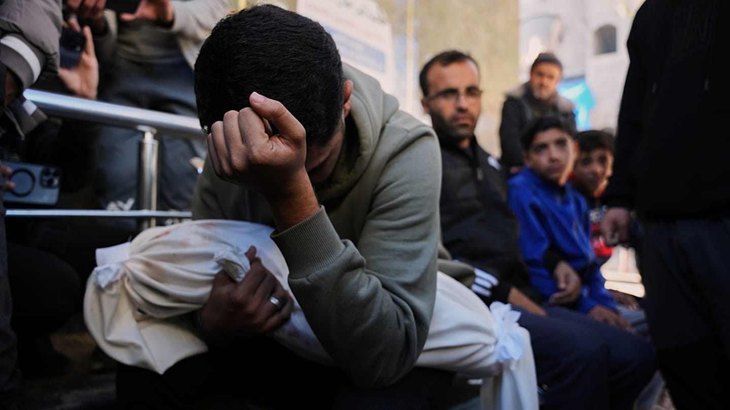 معظمهم أطفال.. ارتفاع عدد وفيات البرد في مخيمات النزوح بقطاع غزة إلى 21