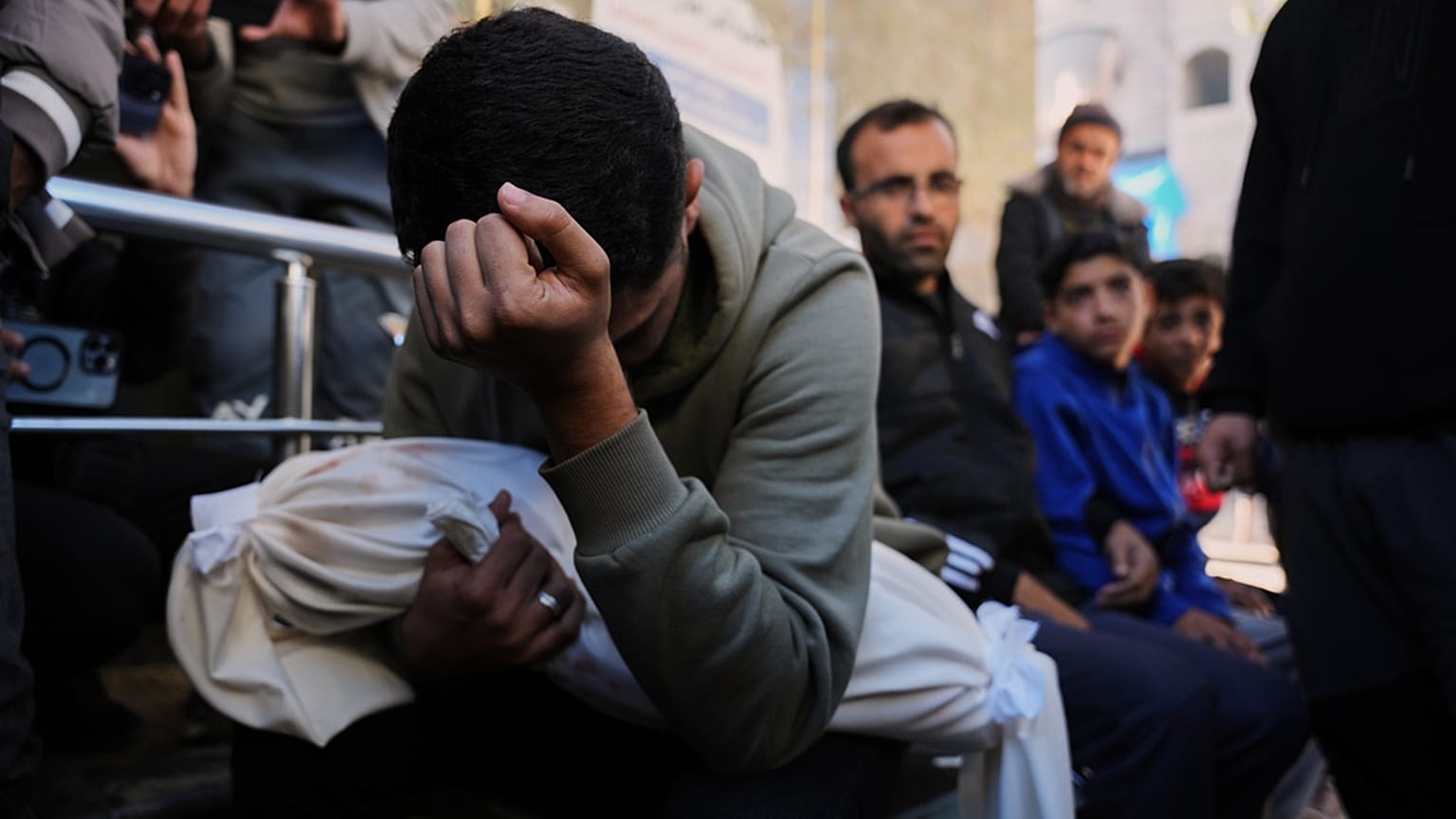 محمد الندر، ينعى جثمان شقيقه أحمد، البالغ من العمر أربعة أشهر، والذي قُتل بنيران إسرائيلية، خلال جنازته في مستشفى الشفاء بمدينة غزة، يوم السبت 20 ديسمبر/كانون الأول 2025.