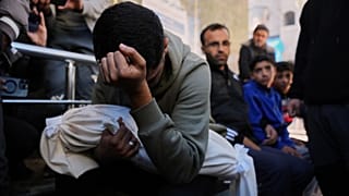 محمد الندر (21 عامًا) ينعى جثمان شقيقه أحمد، البالغ من العمر أربعة أشهر، الذي قُتل بنيران إسرائيلية، خلال جنازته في مستشفى الشفاء بمدينة غزة، السبت 20 كانون الأول/ديسمبر 2025