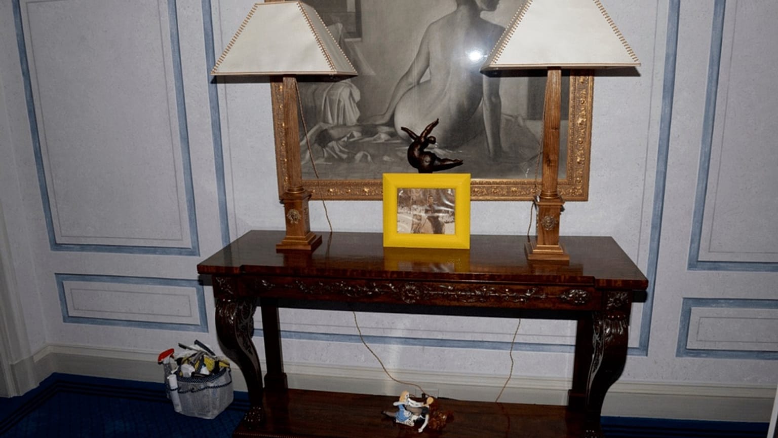 تُظهر هذه الصورة، التي أفرجت عنها وزارة العدل الأميركية، مجموعة من الأعمال الفنية في منزل جيفري إبستين، في 6 تموز/يوليو 2019، في نيويورك