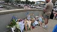 Un hombre contempla una ofrenda floral en el puente de Bondi Beach, en Sídney, el domingo 21 de diciembre de 2025, tras el tiroteo de Bondi del 14 de diciembre.