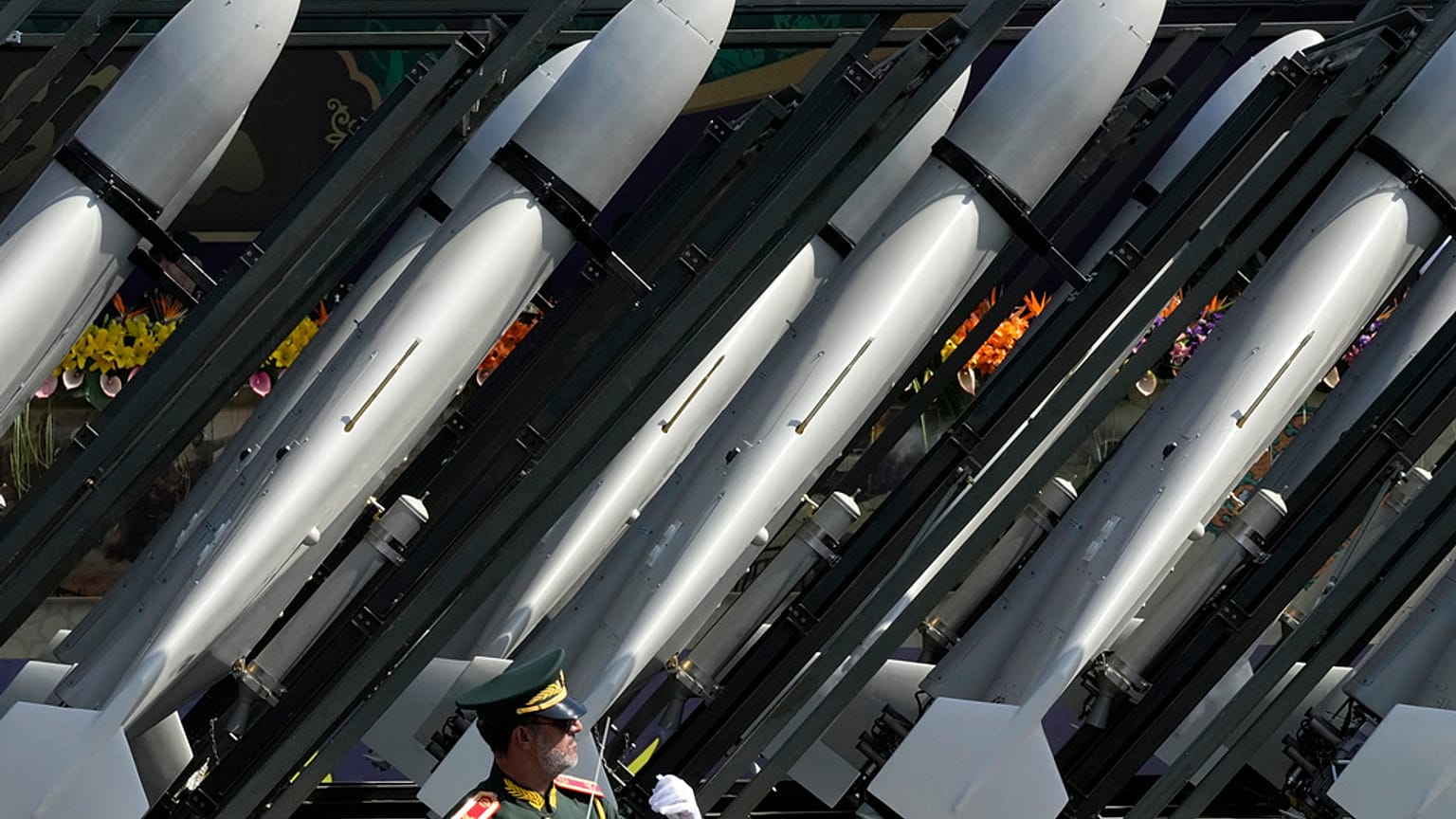 تظهر طائرات مسيّرة إيرانية الصنع تابعة لفرع الطيران بالحرس الثوري على شاحنة خلال عرض عسكري سنوي أمام ضريح مؤسس الثورة الراحل آية الله الخميني، قرب طهران، إيران، 22 سبتمبر 2023