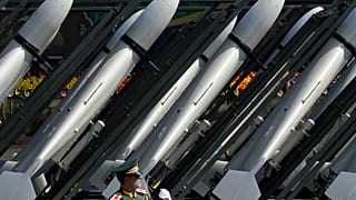 تظهر طائرات مسيّرة إيرانية الصنع تابعة لفرع الطيران بالحرس الثوري على شاحنة خلال عرض عسكري سنوي أمام ضريح مؤسس الثورة الراحل آية الله الخميني، قرب طهران، إيران، 22 سبتمبر 2023