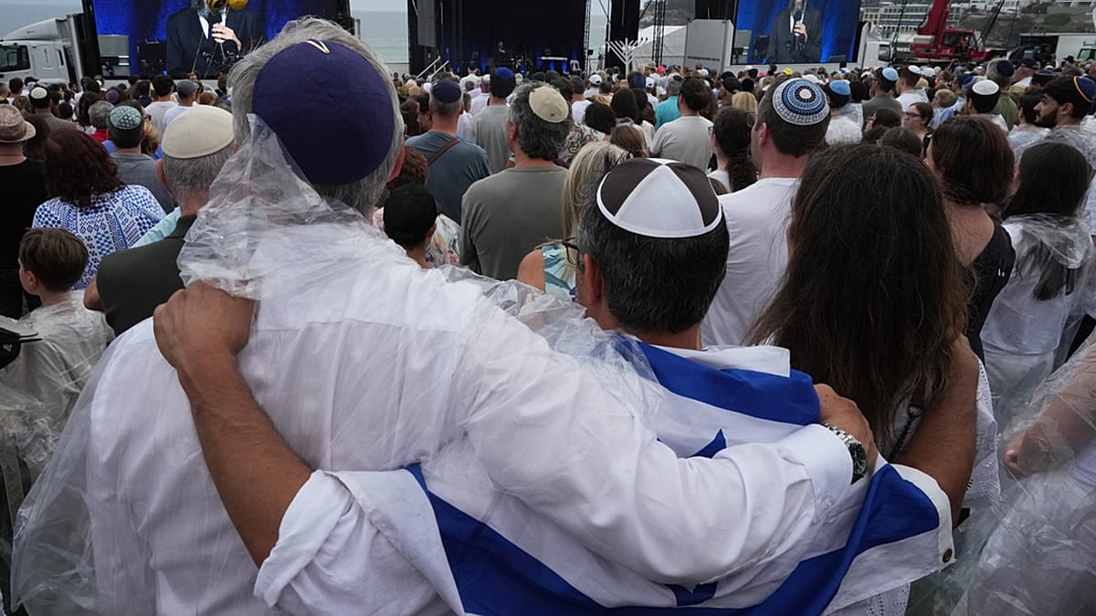 Australians unite to honour victims of Bondi Beach Jewish festival attack