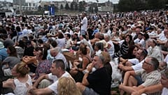 Οι παρευρισκόμενοι ακούνε τον David Ossip, πρόεδρο του Εβραϊκού Συμβουλίου των Αντιπροσώπων της Νέας Νότιας Ουαλίας, κατά τη διάρκεια τελετής για τον εορτασμό του στην παραλία Bondi Beach στο Σίδνεϊ, την Κυριακή 21 Δεκεμβρίου 2025. 