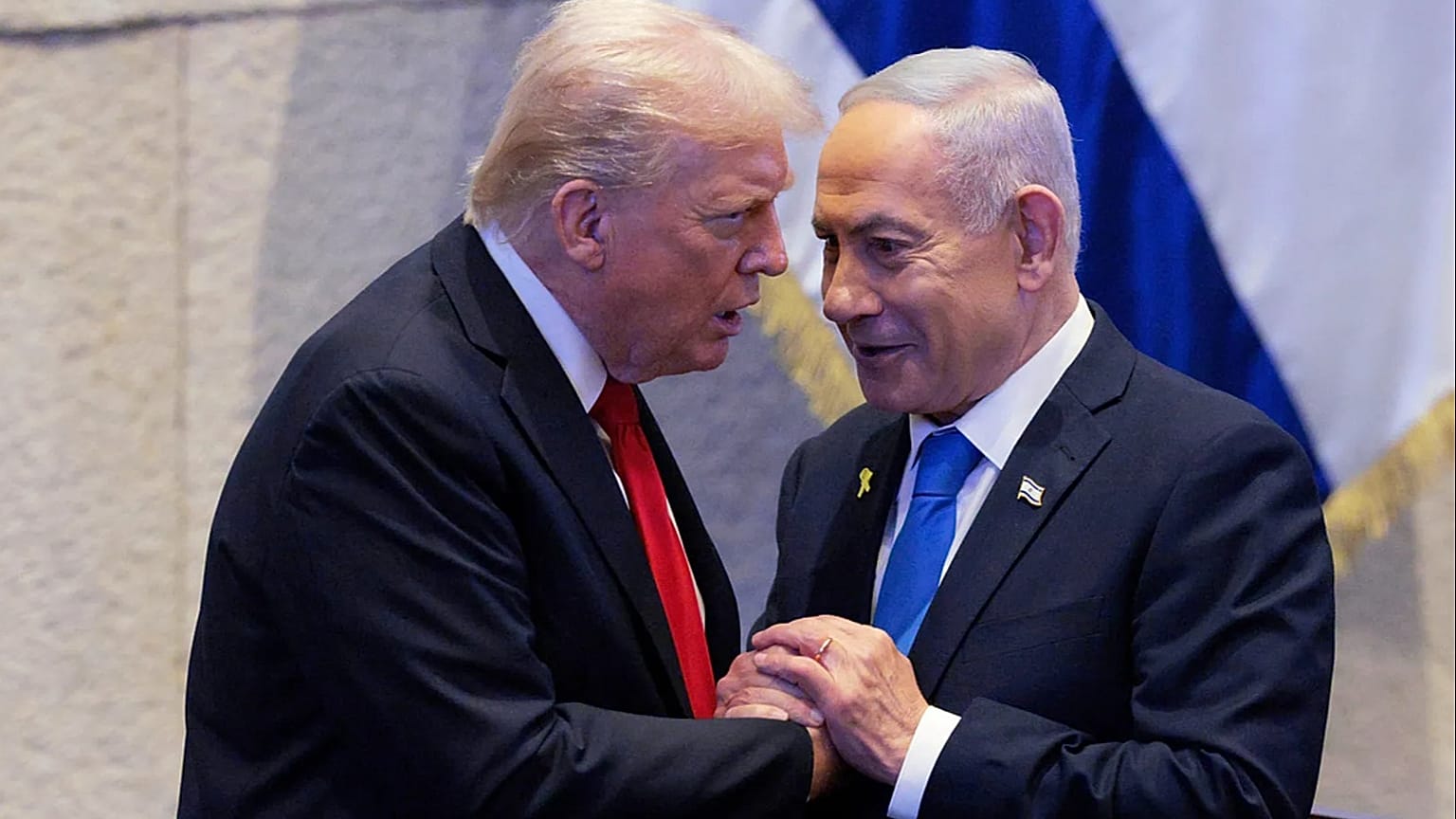 الرئيس دونالد ترامب يتحدث مع رئيس وزراء إسرائيل بنيامين نتنياهو في الكنيست، برلمان إسرائيل، الاثنين 13 أكتوبر 2025، في القدس.