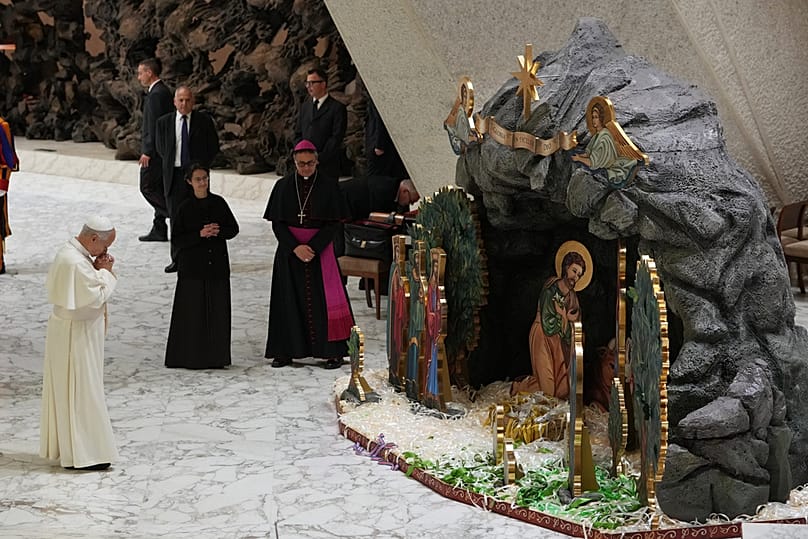 XIV. Leó pápa imádkozik a VI. Pál csarnokban felállított betlehem előtt 