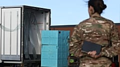 Στρατιώτης βλέπει εμβόλια να φορτώνονται σε φορτηγό ενώ η Γαλλία ξεκινά εκστρατεία εμβολιασμού 750.000 βοοειδών κατά οζώδους δερματίτιδας στη ΝΔ Γαλλία, 18 Δεκεμβρίου 2025.