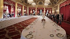 ARŞİV - Ziyaretçiler, Paris'teki Elysee Sarayı'nda resmi yemekler için tabak ve bardaklarla donatılmış bir masayı inceliyor, 15 Eylül 2012.