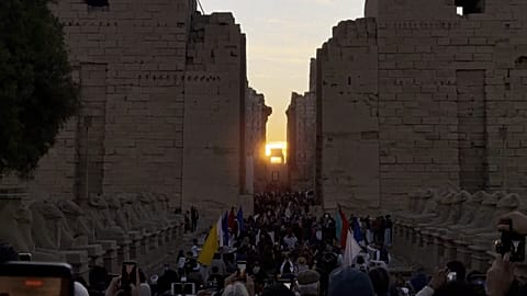 Domenica 21 dicembre 2025, centinaia di visitatori a Luxor si sono alzati prima dell’alba per vedere l’alba del solstizio d’inverno allinearsi con un antico tempio.