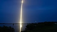 Falcon 9 roketinin Starlink uydularıyla birlikte fırlatıldığı anların uzun pozlama fotoğrafı.