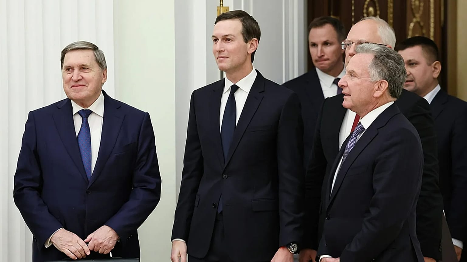 Yuri Ushakov, à gauche, Jared Kushner, au centre, Steve Witkoff, au premier plan à droite, Kirill Dmitriev, derrière Witkoff, à Moscou, Russie, le 2 décembre 2025.