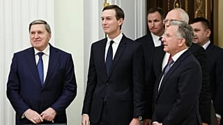Yuri Ushakov, à gauche, Jared Kushner, au centre, Steve Witkoff, au premier plan à droite, Kirill Dmitriev, derrière Witkoff, à Moscou, Russie, le 2 décembre 2025.