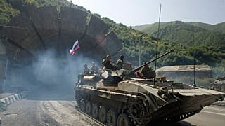 مركبة مدرعة روسية من نفق في أوسيتيا الشمالية الروسية.