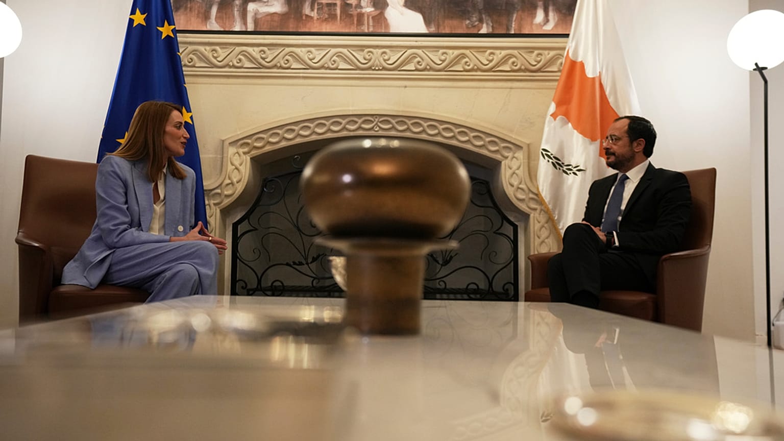 Roberta Metsola EP-elnök beszélget a ciprusi államfővel, Nikosz Krisztodulidésszel nicosiai találkozójukon december elején