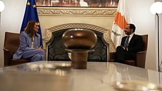 Roberta Metsola EP-elnök beszélget a ciprusi államfővel, Nikosz Krisztodulidésszel nicosiai találkozójukon december elején