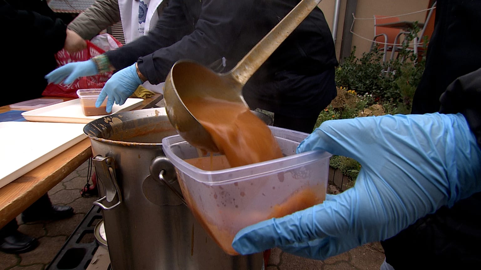 Debrecenben a krisnások mellett egyedül a baptisták próbálkoznak állandó ételosztással.