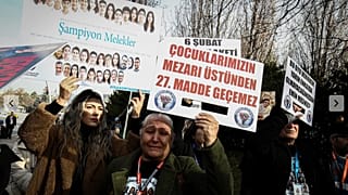 6 Şubat depremlerinde yakınlarını kaybeden aileler TBMM önünde.