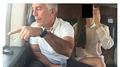 Αυτή η αχρονολόγητη φωτογραφία που δημοσιεύθηκε από τους Δημοκρατικούς στην Επιτροπή Εποπτείας της Βουλής των Αντιπροσώπων την Πέμπτη, 18 Δεκεμβρίου 2025, δείχνει τον Jeffrey Epstein. 