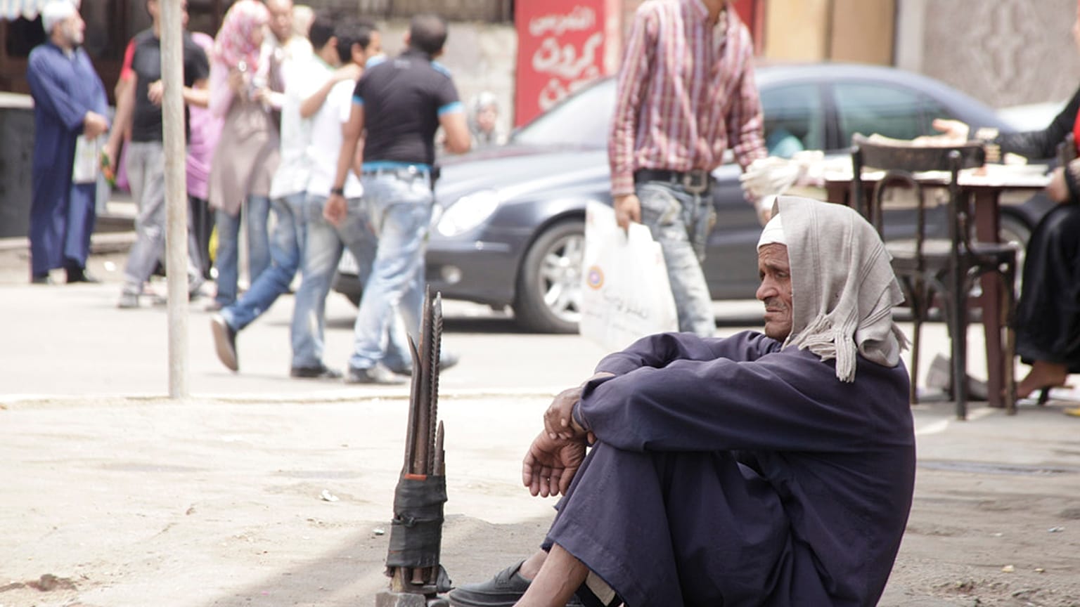 عامل بناء مصري ينتظر عند زاوية شارع للحصول على عمل في القاهرة
