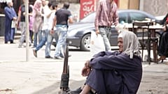 عامل بناء مصري ينتظر عند زاوية شارع للحصول على عمل في القاهرة