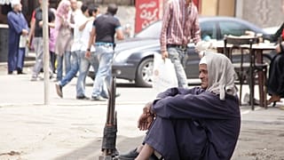 عامل بناء مصري ينتظر عند زاوية شارع للحصول على عمل في القاهرة