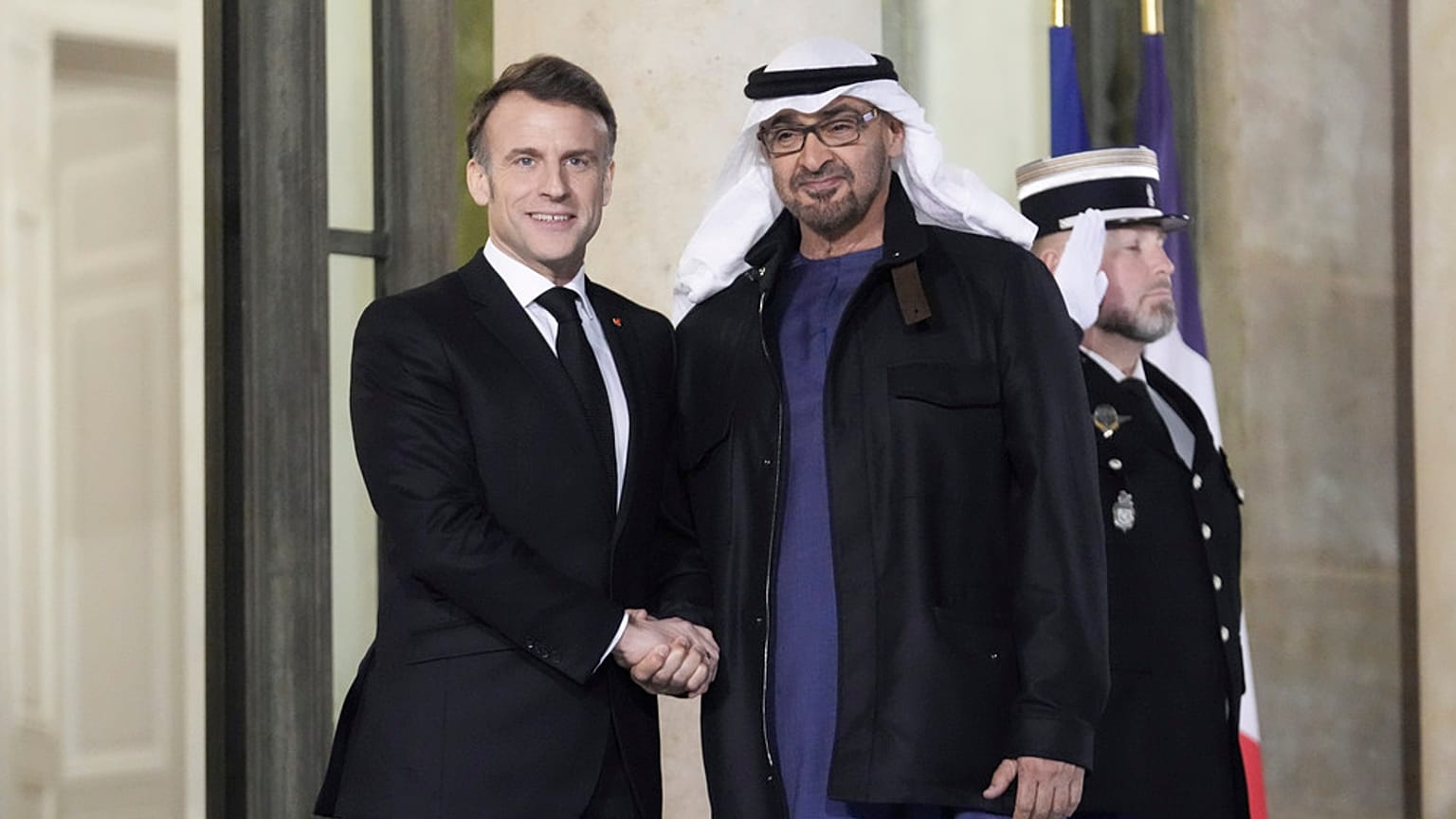 الرئيس الفرنسي إيمانويل ماكرون، إلى اليسار، يصافح رئيس دولة الإمارات العربية المتحدة الشيخ محمد بن زايد آل نهيان، في قصر الإليزيه بالعاصمة الفرنسية باريس، الخميس 6 فبراير/شباط