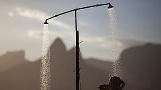 يقوم طفل بالاستحمام على شاطئ إيبانيما في مدينة ريو دي جانيرو بالبرازيل.