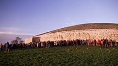 Περίπου 2.000 άνθρωποι συγκεντρώθηκαν στο Newgrange, στην Ιρλανδία, για να γιορτάσουν το χειμερινό ηλιοστάσιο στις 21 Δεκεμβρίου 2025.