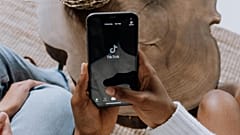 Imagen de un móvil con la app de TikTok.