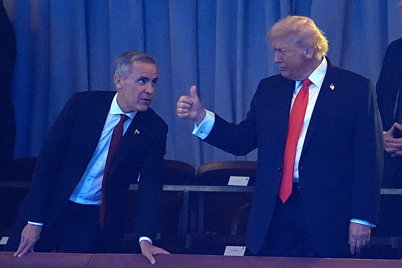 Vajon mit jelezhet a felemelt hüvelykujj? Mark Carney kanadai miniszterelnök és Donald Trump amerikai elnök 