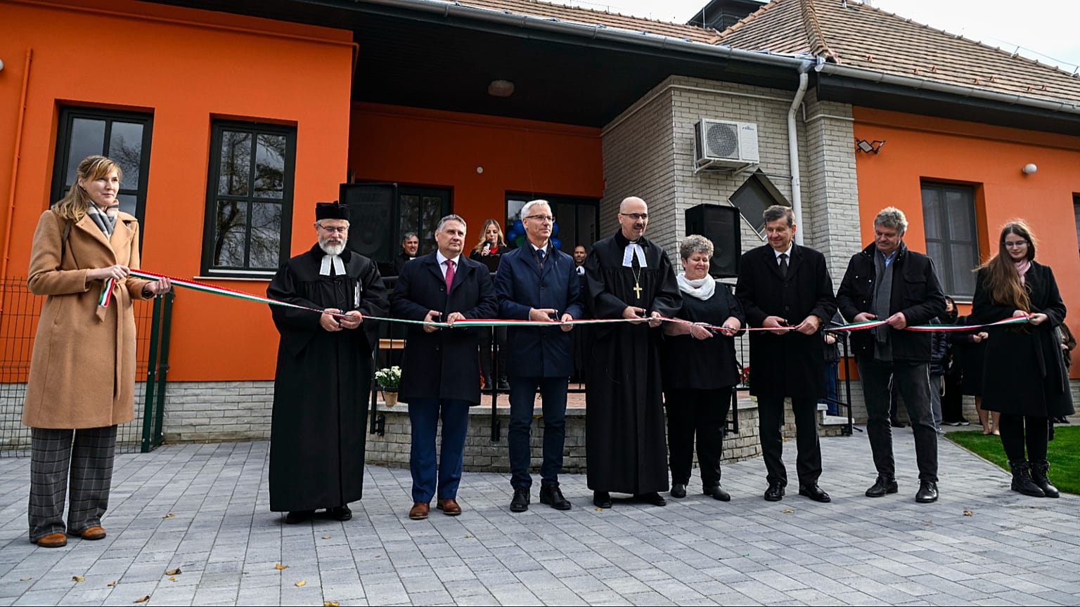 Inauguracja ewangelickiego przedszkola przez księży, lokalnych i krajowych polityków w Budapeszcie, jesienią 2025 r. 