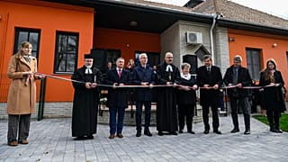 Inauguracja ewangelickiego przedszkola przez księży, lokalnych i krajowych polityków w Budapeszcie, jesienią 2025 r. 