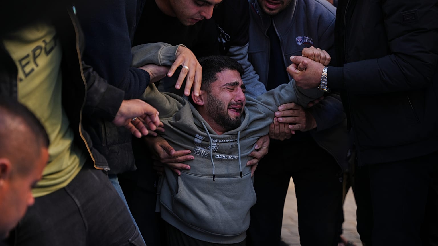 فلسطيني يودّع أفرادًا من عائلته قُتلوا بنيران إسرائيلية، خلال مراسم تشييع جثامينهم في مستشفى الشفاء بمدينة غزة، السبت 20 ديسمبر/كانون الأول 2025.